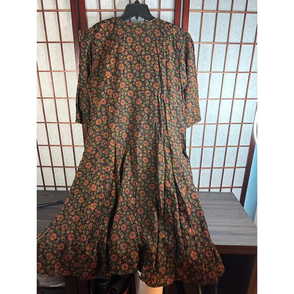 South Asian Anarkali dress or kurta with floral pattern and colorful embroidery - Picture 6 of 7